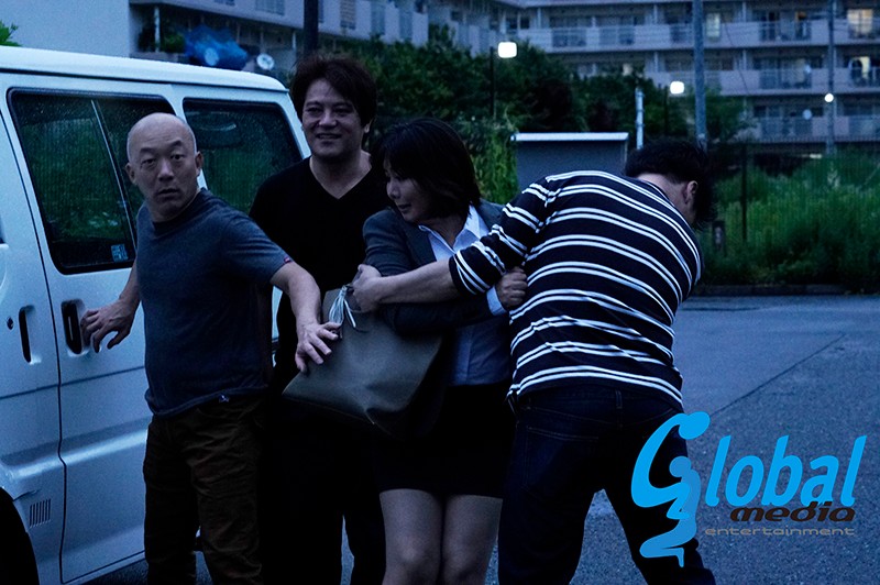 人妻捕鯨船 水着の四十路美熟女 大量潮吹きドキュメント