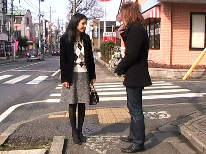 美熟女妻をナンパしてザーメン全員生中出し！！