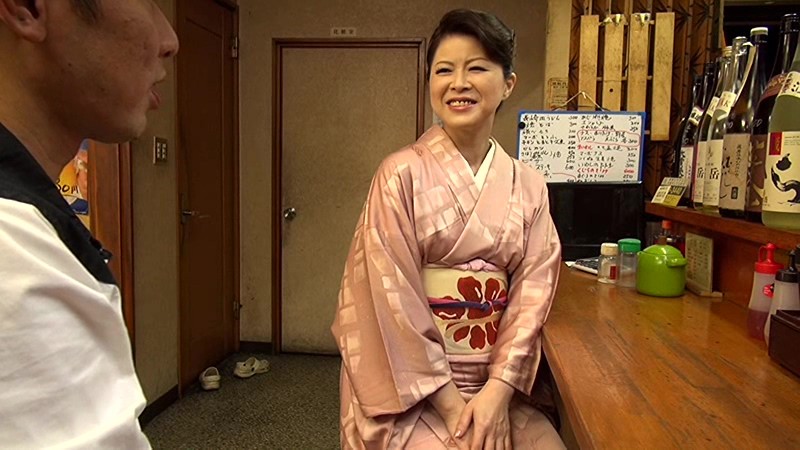 艶っぽ～い看板熟女な居酒屋女将さん 和服姿はまるで映画女優のよう……キレイでスケベこりゃ最高！ 小林あさみ小林あさみ