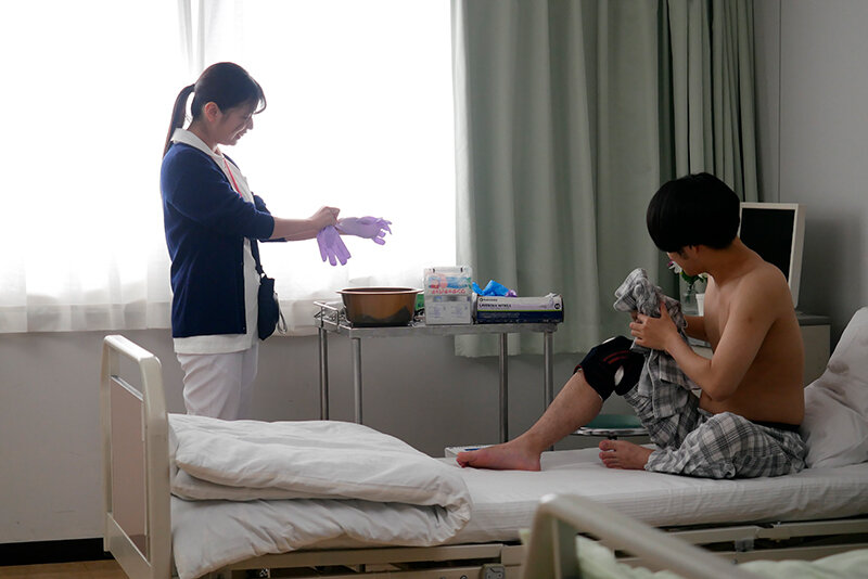 患者さんにがっつき接吻で元気にしてあげていた看護師 乳首もオチンポもいっぱいベロちゅうで勃起させて精液ごっくん ゆらさん 24歳 皐月ゆら皐月ゆら