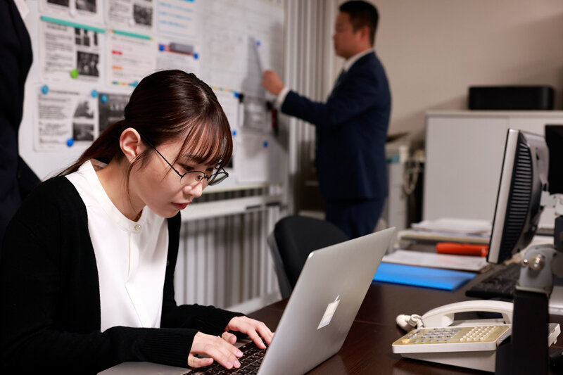 会社で嫌われている地味な先輩とのSEXがドストライクすぎて…五十嵐清華・浜辺栞帆・稲森あみ