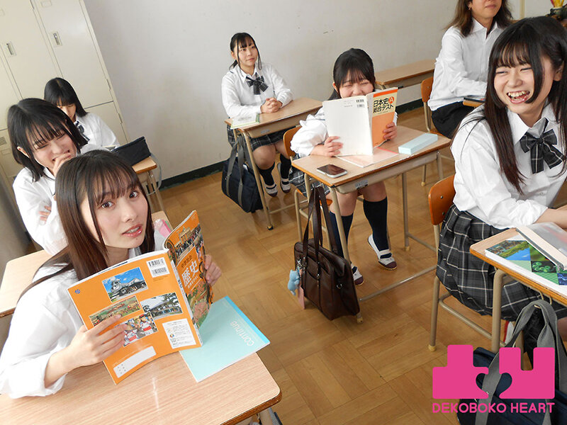 クラスで一番美人なマドンナのパンチラが撮れちゃった！？パンツ写真をオカズにマンズリしていたらバレちゃったけど相互オナニーで好きが溢れて校内レズに発展した 松井日奈子 泉りおん松井日奈子・泉りおん