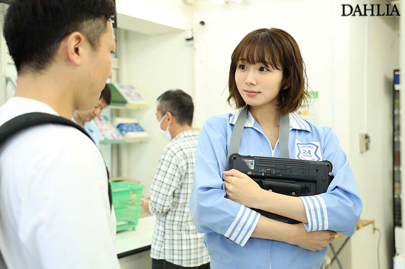 満たされない人妻の禁断不倫SEX同じコンビニで働く男子大学生と汗だくで交わり続けた熱い夏… 穂高結花穂高結花