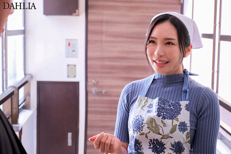 汗だくデカ尻家事代行お姉さん女人禁制！新入社員寮（エアコン故障中）でせわしなく働き揺れ動く汗濡れ下半身ラインに勃起するとこっそり抜いてくれるらしい… 小野夕子小野夕子