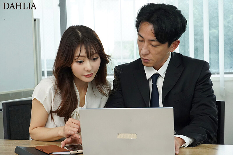 出張先で長年一緒に働く女子社員と相部屋。「お前だけとは無いわ…」と冗談を言い合っていた関係なのにセックスしたら最高すぎた。 小沢菜穂小沢菜穂