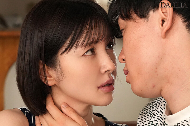 夫の不在中、欲求不満の人妻が唾液を絡ませ自ら腰を振る。接吻中出し不倫 角奈保角奈保