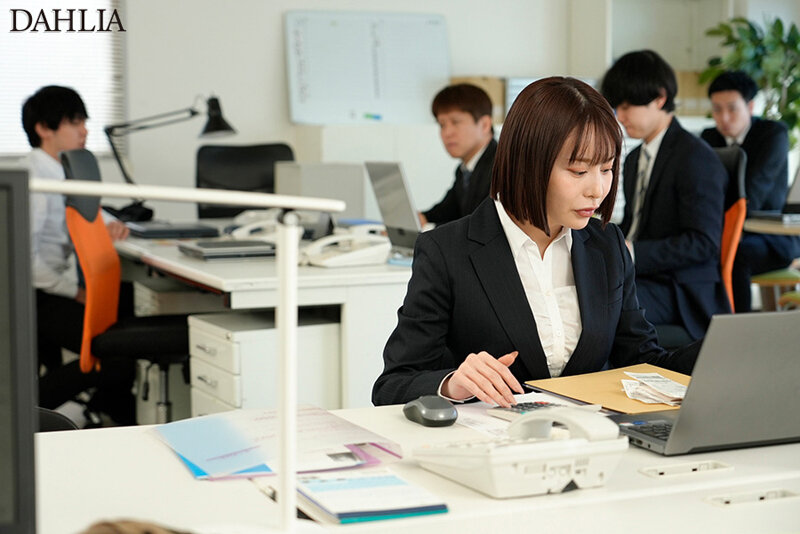 業務中リモバイ絶頂寸止めでガニ股失禁してイキ恥じさらした生意気OL 入田真綾入田真綾