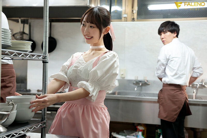 バイト中に彼氏を嫉妬させ仕事中にガン突きSEX 声も出せない状況に興奮して連続イキするド変態ウェイトレス 山下紗和山下紗和