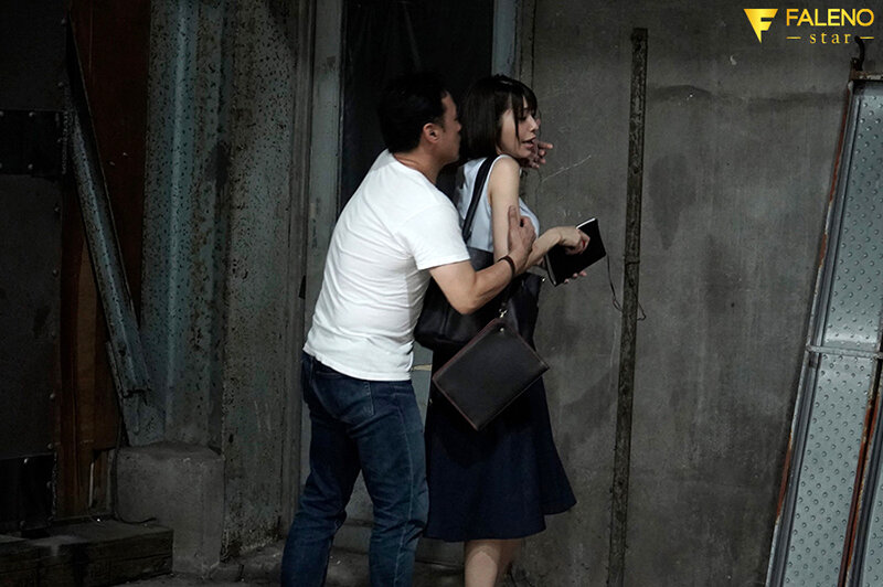 町工場。手錠の鍵は膣の中。あなたは「助けて」と言われ彼女を助けることはできますか？ つばさ舞つばさ舞