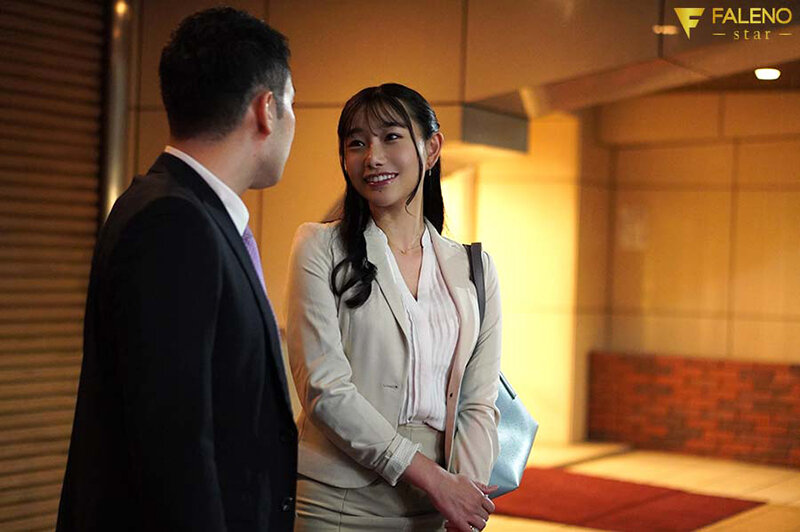 終電逃して後輩女子の家に泊まったら…ノーブラ部屋着での無自覚挑発に耐え切れず朝までヤりまくった 三葉ちはる三葉ちはる