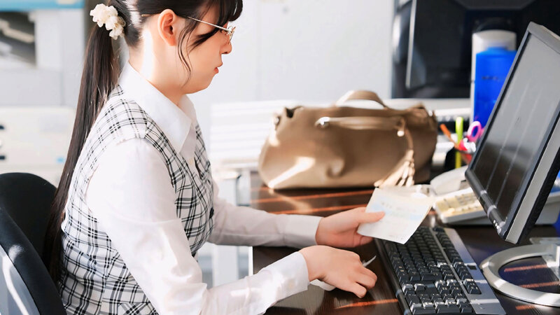 「これは経費で落ちません！」いつも地味で生真面目で領収書を突っ返してくる経理部のOLがデリヘル嬢で痴女だった。神村さん編【配信限定】 神村さつき神村さつき