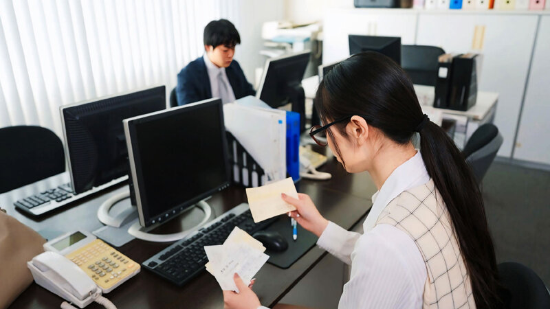 「これは経費で落ちません！」いつも地味で生真面目で領収書を突っ返してくる経理部のOLがデリヘル嬢で痴女だった。小松さん編【配信限定】 小松杏小松杏