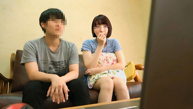 ～幼馴染とAV鑑賞～女だってAV見てたら興奮して自然と股間に手が伸びる！？バレないようにオナニーしながら体をすり寄せ急接近！！！