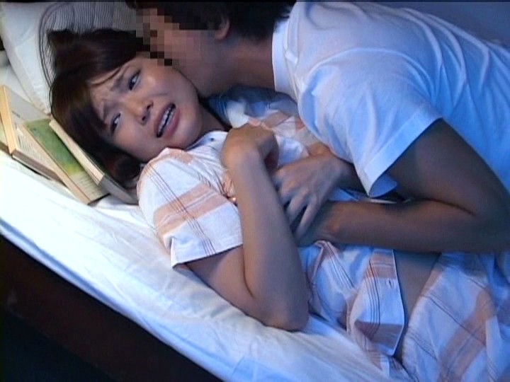 2段ベッドが揺れるほど感じる姉の喘ぎ声を聞いて発情しだす妹