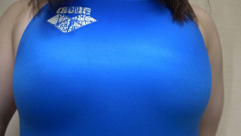 松井日奈子 濡れてテカってピッタリ密着 神競泳水着 可愛い女子の競泳水着姿をじっとりと堪能！着替え盗撮から始まり貧乳から巨乳にパイパン、ハミ毛、ジョリワキ等のフェチ接写やローションソーププレイや競泳水着ぶっかけ等を完全着衣で楽しむAV松井日奈子