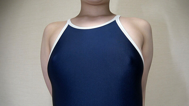 南日菜乃 濡れてテカってピッタリ密着 神スク水 可愛い女子のスクール水着姿をじっとりと堪能！着替え盗撮から始まり貧乳から巨乳にパイパン、ハミ毛、ジョリワキ等のフェチ接写やローションソーププレイやスク水ぶっかけ等を完全着衣で楽しむAV南日菜乃