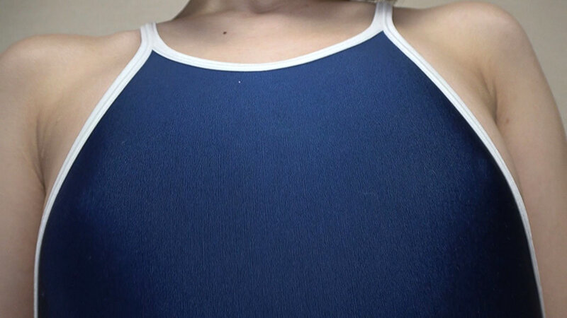 雨宮あや花 濡れてテカってピッタリ密着 神スク水 可愛い女子のスクール水着姿をじっとりと堪能！着替え盗撮から始まり貧乳から巨乳にパイパン、ハミ毛、ジョリワキ等のフェチ接写やローションソーププレイやスク水ぶっかけ等を完全着衣で楽しむAV雨宮あや花