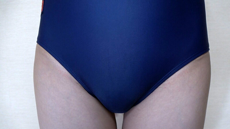 瀬戸ひなこ 濡れてテカってピッタリ密着 神スク水 可愛い女子のスクール水着姿をじっとりと堪能！着替え撮影から始まり貧乳から巨乳にパイパン、ハミ毛、ジョリワキ等のフェチ接写やローションソーププレイやスク水ぶっかけ等を完全着衣で楽しむAV瀬戸ひなこ