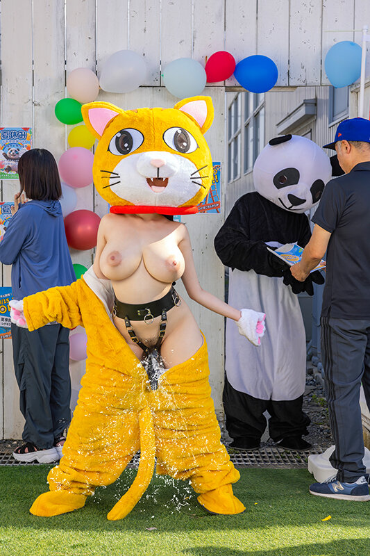 着ぐるみスターになりたくて どんなに突かれまくっても無反応を貫く中の人は爆乳美女だった 小坂ひまり小坂ひまり