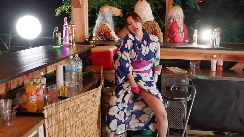 妖怪仮装盆踊りで催淫液を盛られ異物オナニー！イキ漏らし野外アクメ バーテンダーKANA