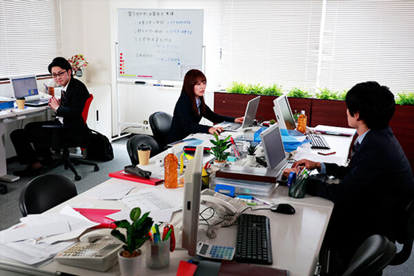 誰もいないオフィスで宮沢ちはる