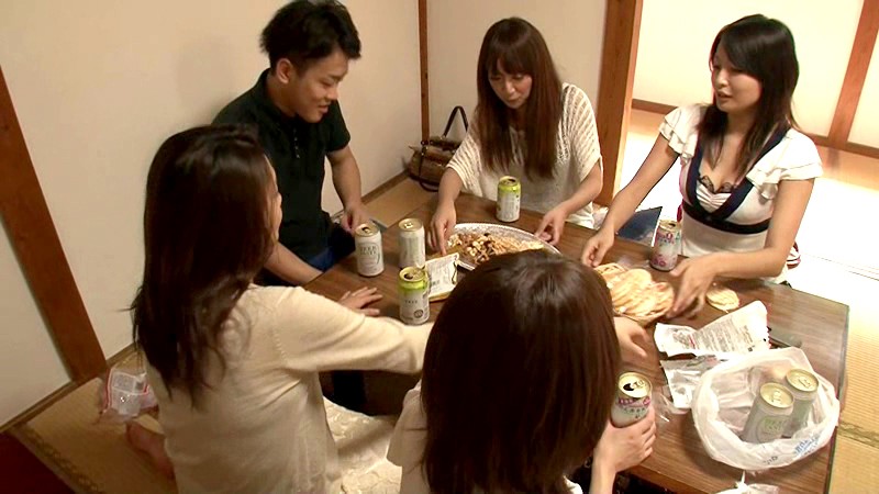 混浴温泉にやって来る美熟女達はダンナには飽きたらず若い男を狙ってる！僕のチ○ポは全員にオモチャにされちゃいました。