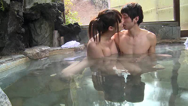 混浴温泉で奇跡の若い女性客と遭遇！興奮してたら湯船からチ○コがにょっきり！ニューハーフと気づいても僕の勃起も収まりつかずヤッてしまいました