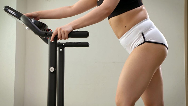 走る尻明音ひかる・愛里るい・白石ももか