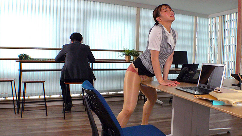 バレたらマズイ状況でこっそり吐息を漏らす 働くオンナのパンスト角オナニー末広純・福田もも・美泉咲