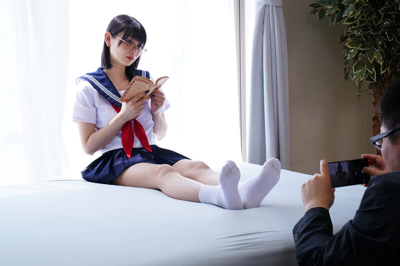 美女の足裏をふやけるまで舐めたい！ 静河静河