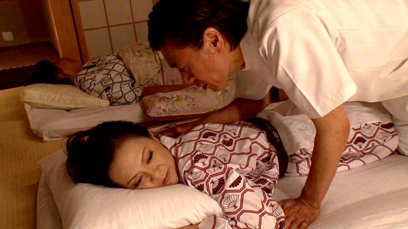 美熟女専門 温泉出張マッサージ 2 旦那の横で悶える4人の熟女北条麻妃・加護亜矢・芦屋静香