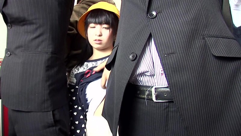 満員電車で痴●され恐怖で声がでないまま中出しレ●プされる小○生