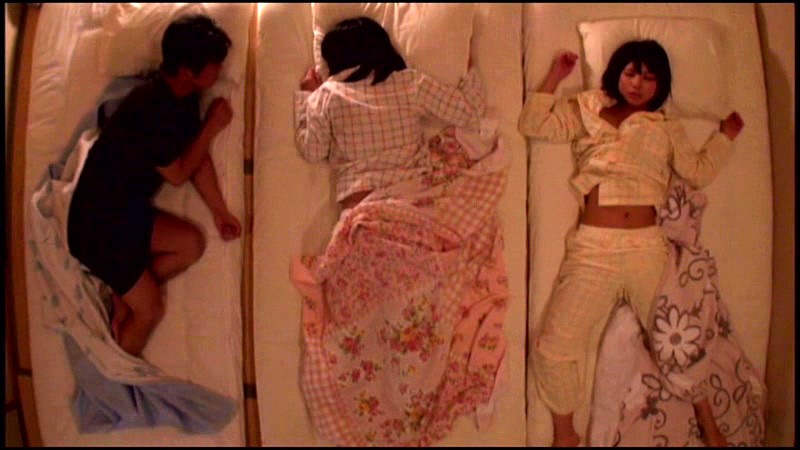 二人の可愛い妹たちと仲良く寝ていた俺は、とりあえず左隣で寝ている妹とSEXした。葵こはる（えりか）・川越ゆい・有本紗世