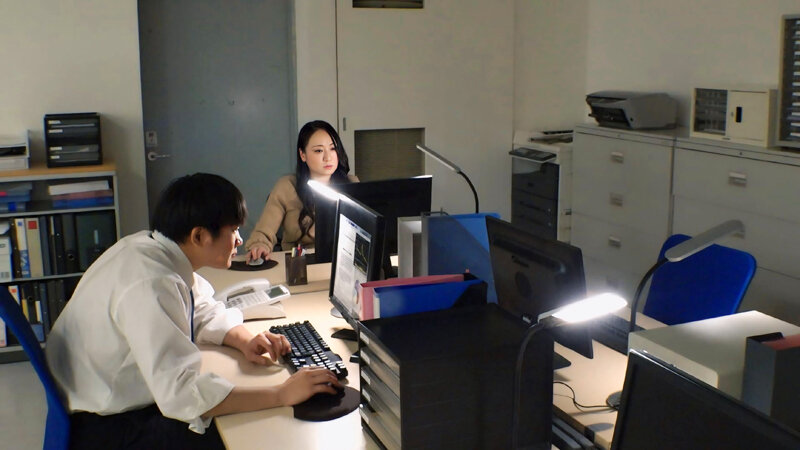 人妻おばさん女上司は毎日が発情期！部下との熱いオフィス情事！若菜綾若菜綾