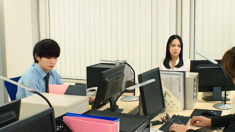 人妻おばさん女上司は毎日が発情期！部下との熱いオフィス情事！山本かをり山本かをり