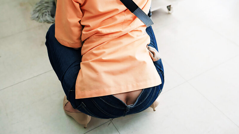 29歳人妻です。パート先のコンビニでお尻好きの大〇生に想われて身体の関係に…それから彼のいいなりになってしまいバイト中に何度もSEXしました。バックが大好きで私の方がイカされっぱなしになります。 小那海あや小那海あや