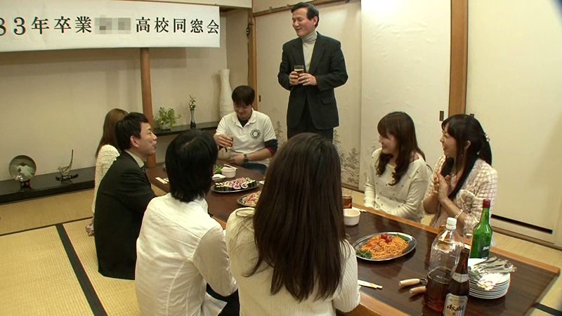 子連れの同窓会 当時クラスでマドンナ的存在だった美熟女とその同級生の20代息子をその気にさせてSEXさせる 3