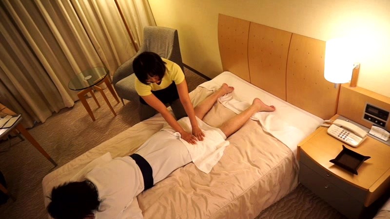 出張マッサージの美熟女にセンズリ見せつけ猥褻 12