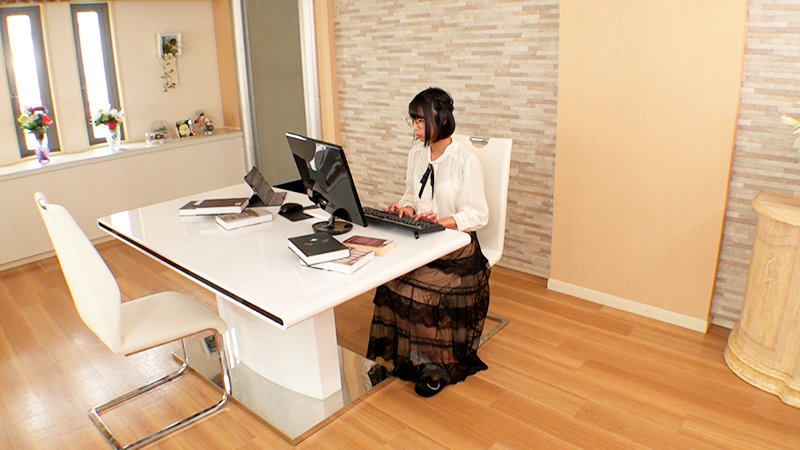 彼氏いない引きこもり小説家・市来まひろは官能小説の取材を通じてスレンダー美脚でオトコ達を悩殺する快感に目覚める市来まひろ