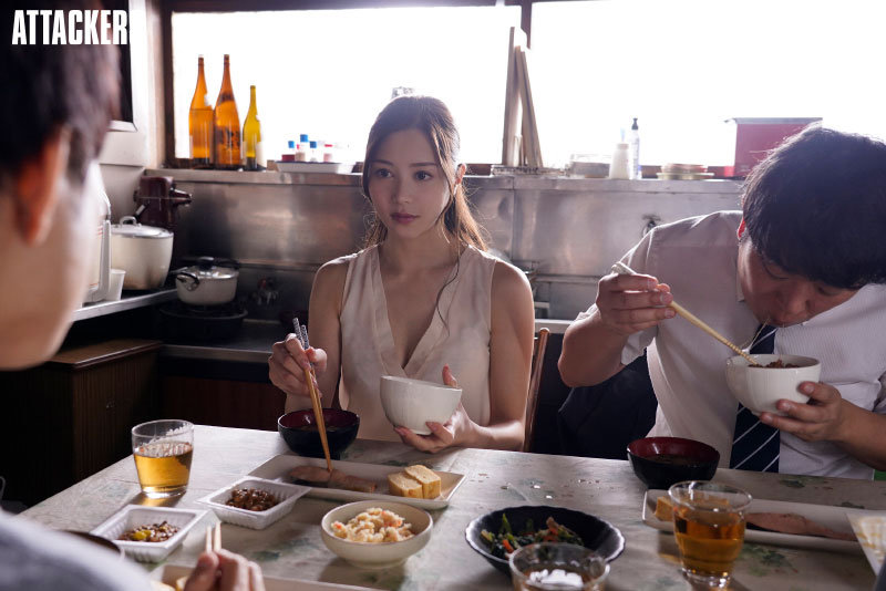 数年ぶりに地元に帰ってきた僕は、憧れの兄嫁さんと汗だくになりながらハメまくった。 白峰ミウ白峰ミウ