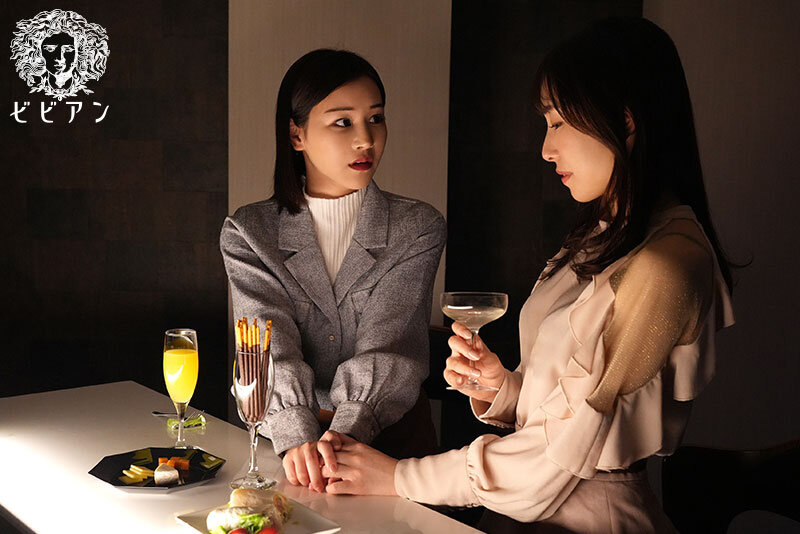 飛行機事故を乗り越えて… 恋人を失いトラウマ禁欲で敏感になったカラダを貪り合い、過去を忘れるほどに超快楽に溺れていく濃密CAレズビアン花里アカリ・芦名ほのか