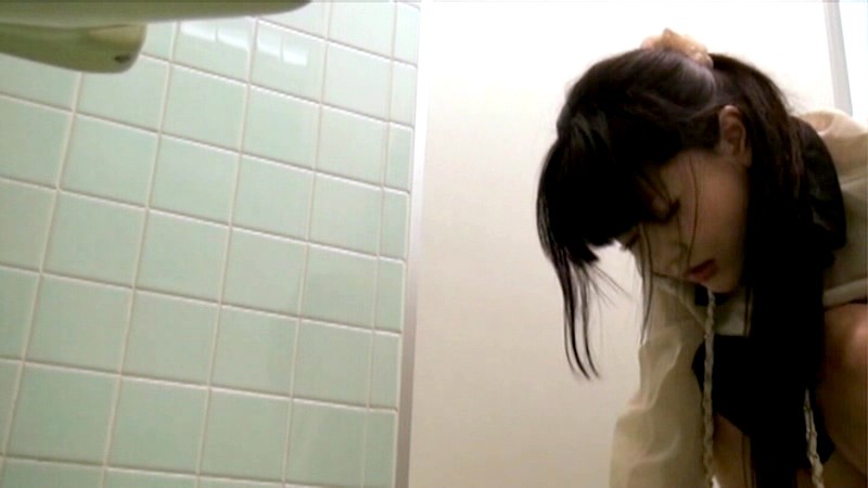 盗撮 トイレ故障中 間に合わずに脱糞してしまった女の子たちはその大量のウンコをどうするのだろうか！？