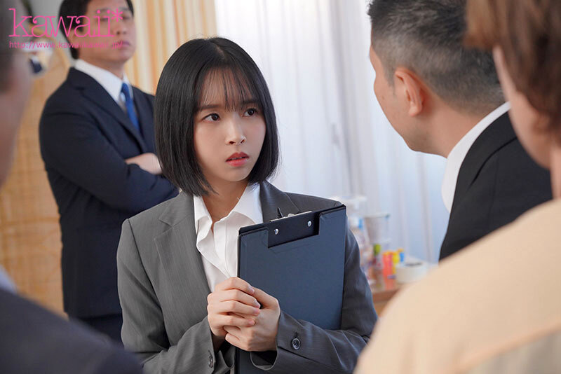 もう23歳なのに童顔なばかりに全裸よりも恥ずかしいジュニア水着のモデルをさせられて… 日向なつひなたなつ（日向なつ）