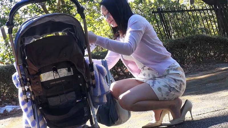 家族に内緒で恥ずかし行為を世間に晒す 見世物母乳ママ里坂あかり