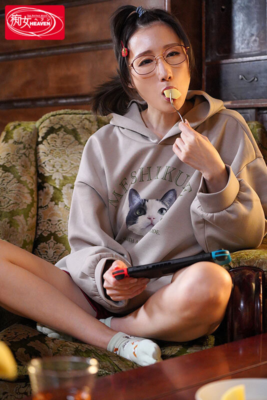 綺麗だった姉が地味巨乳喪女ニート 結婚に失敗して実家に引きこもり性欲だけが溜まってヲタクスケベ化したジュリ姉に都合のイイ肉棒として中出しオモチャにされる僕。帰省先の実家で精子びゅるびゅる10射精（汗） JULIAJULIA