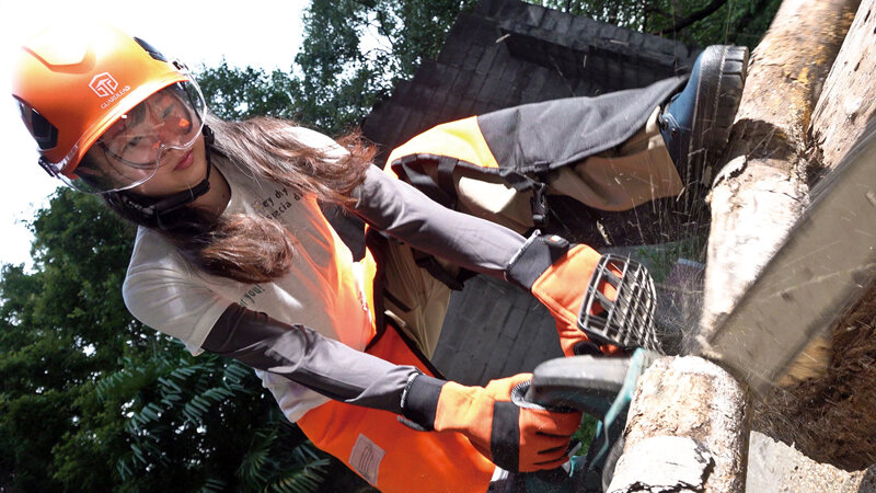 林業女子！作業はいりまーす 可愛すぎる林業女子と森の中で野外セックス