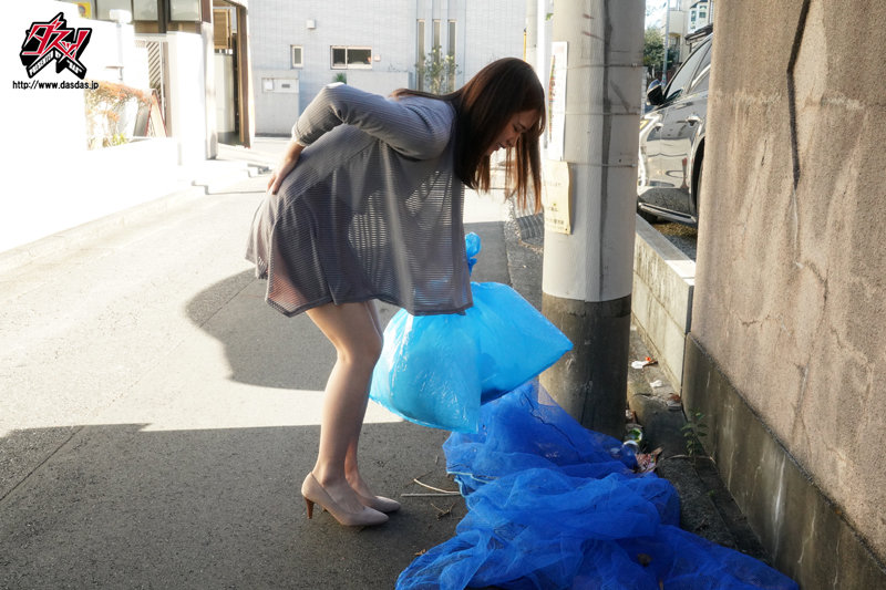 派遣マッサージ師にきわどい秘部を触られすぎて、快楽に耐え切れず寝取られました。 美谷朱里美谷朱音（美谷朱里）