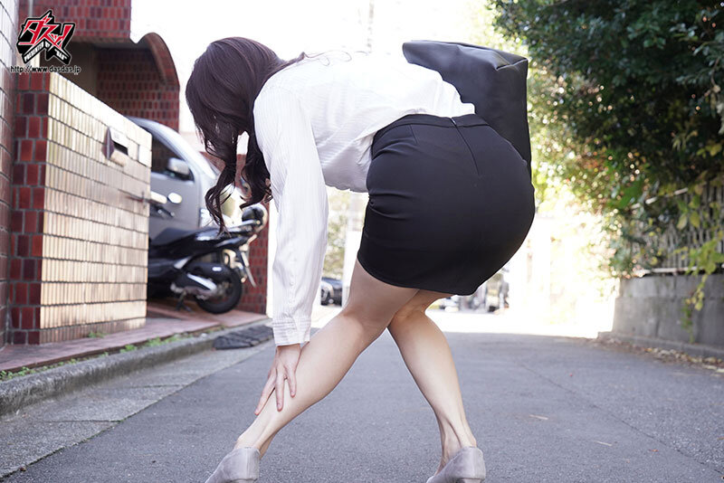 派遣マッサージ師にきわどい秘部を触られすぎて、快楽に耐え切れず寝取られました。 弥生みづき弥生みづき