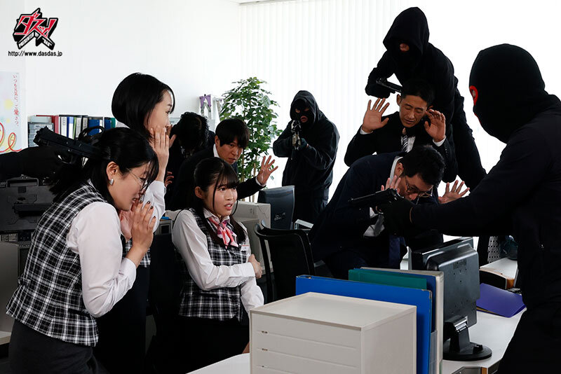 誰もが羨むボクの巨乳妻に理性を失った銀行強盗は一日中イラマ輪●し続けた。 八森わか菜八森わか菜