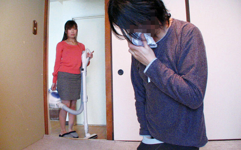 家の中で母に勃起チ○ポ見せたら…手コキフェラまでいけちゃう！？4時間